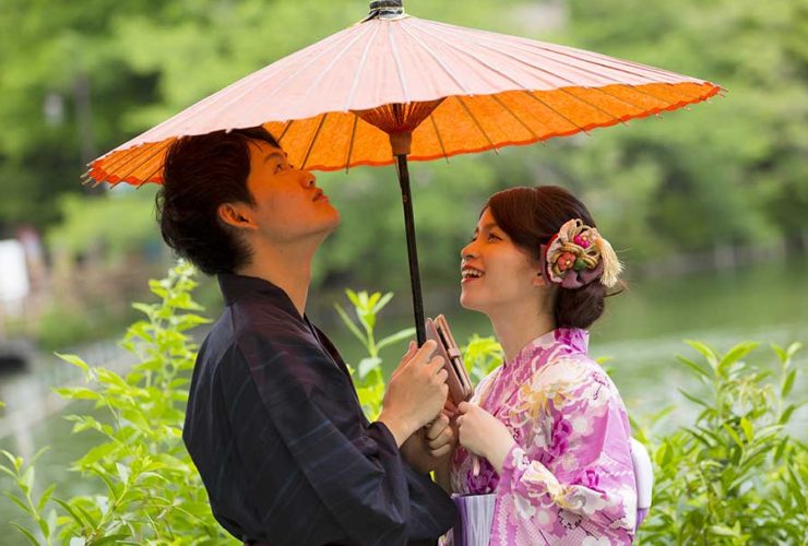 オンライン婚活パーティー_相合い傘のカップル
